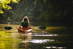 Lire la suite à propos de l’article Kayak gonflable : l’activité aquatique incontournable de l’été